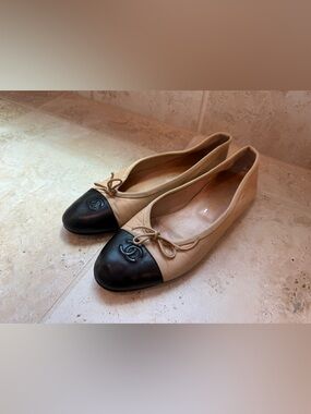 Authentic CHANEL Beige and Black Two-Tone Cap-Toe Ballet Flats - Size 38 1/2